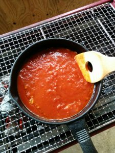 トマトソースを火にかける