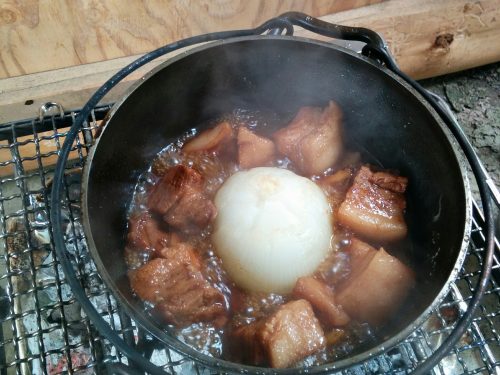 ダッチオーブン 豚バラ肉と玉ねぎのコーラ煮のレシピ あさくまキッチン アウトドアでもおいしいゴハン