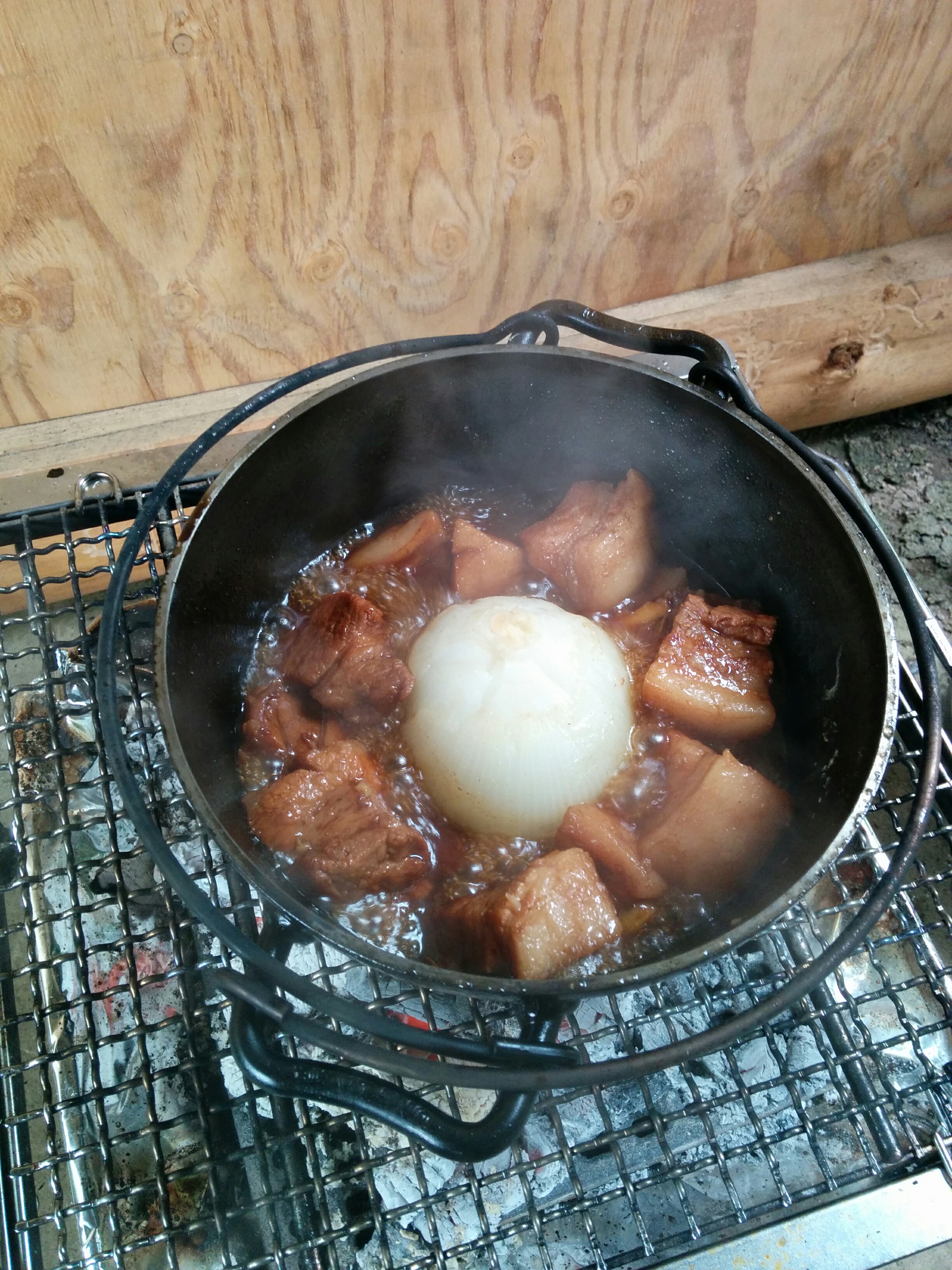 ダッチオーブン 豚バラ肉と玉ねぎのコーラ煮のレシピ あさくまキッチン アウトドアでもおいしいゴハン