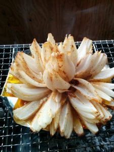 q野菜レシピ お花みたいな玉ねぎグリル ブルーミングオニオン あさくまキッチン アウトドアでもおいしいゴハン