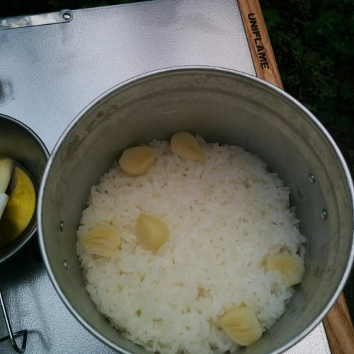 飯盒で炊くほくほくガーリックご飯 あさくまキッチン アウトドアでもおいしいゴハン